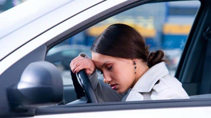 niebezpieczeństwo jazdy samochodem, gdy jest senny; ryzyko senności podczas jazdy