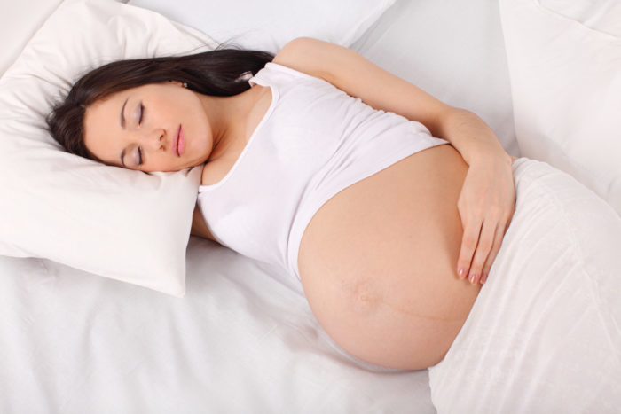 spanie na brzuchu podczas ciąży