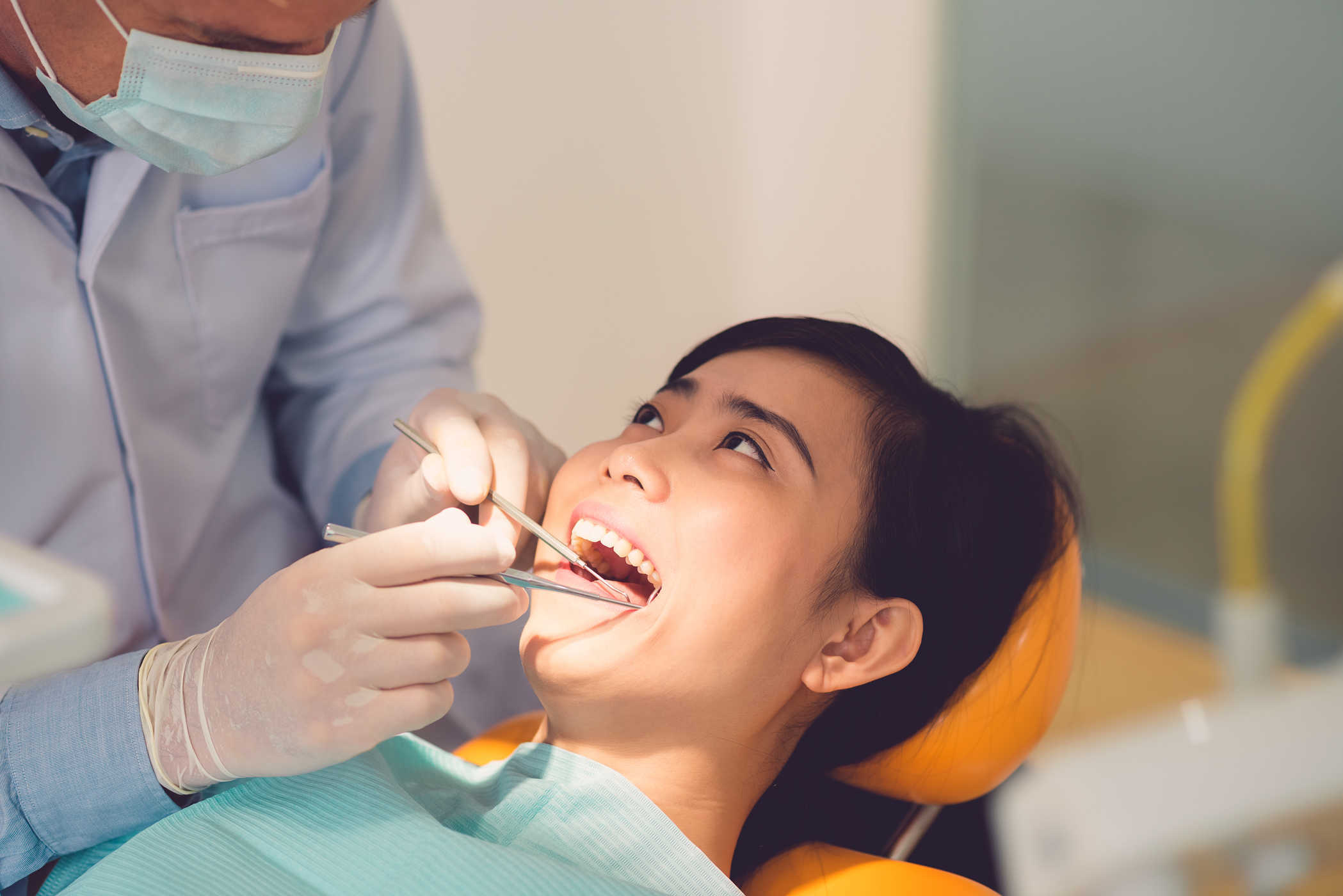 Осмотр полости рта детей. Зубы стоматолог. Осмотр стоматолога. Стоматолог Азиат.