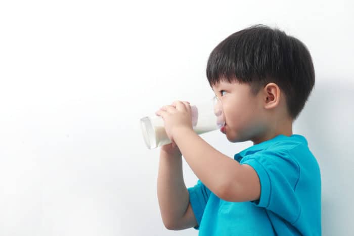 dzieci piją mleko