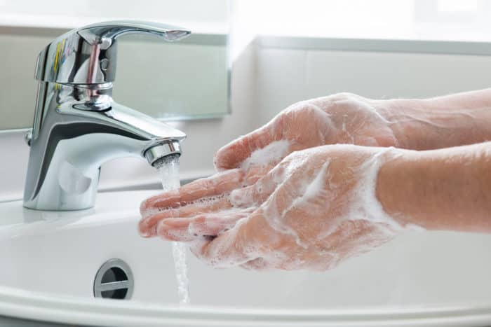 umyć ręce po toalecie