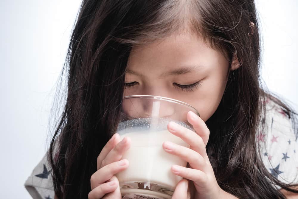 korzyści płynące z picia mleka przed pójściem spać