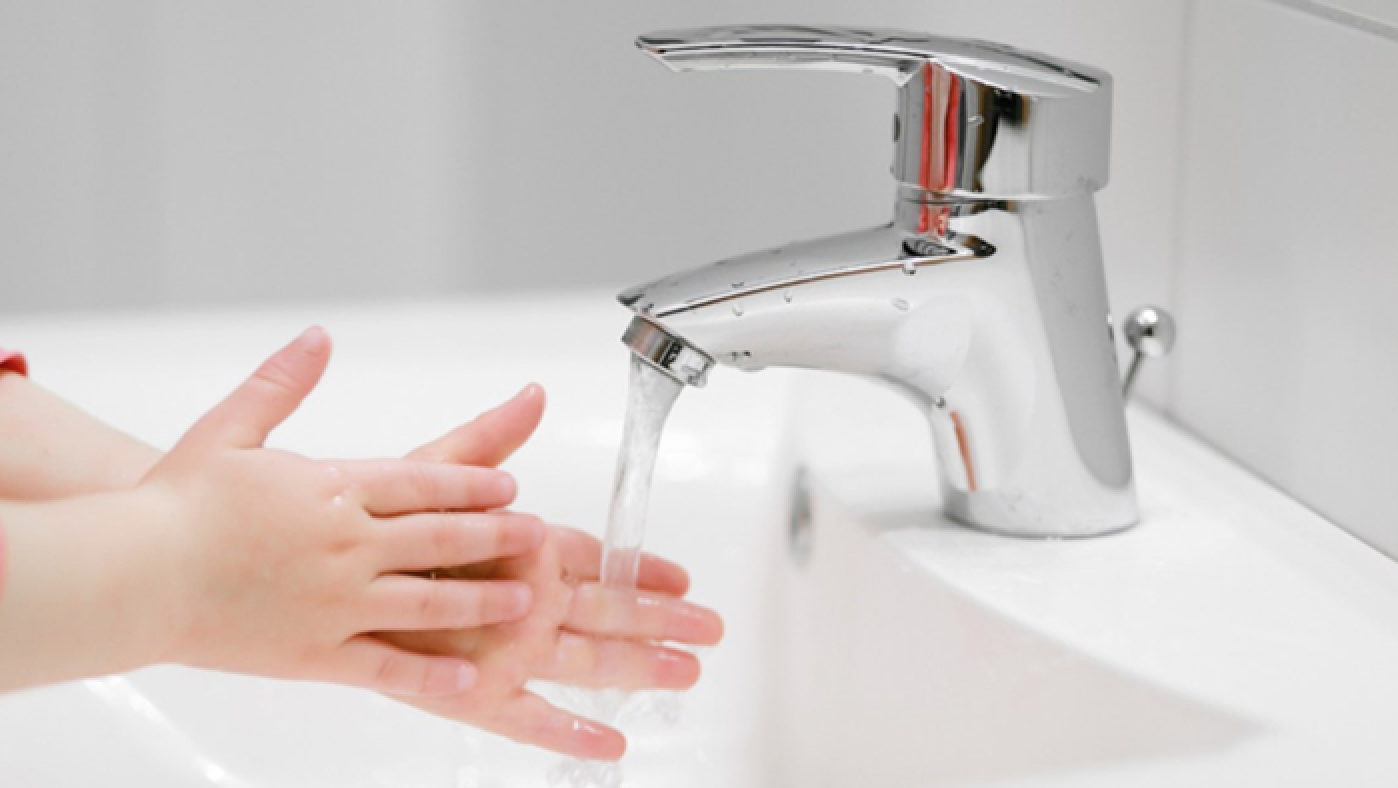 umyć ręce pod bieżącą wodą