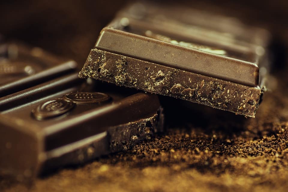 ciemna czekolada obniża wysokie ciśnienie krwi