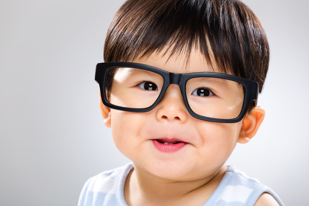 dzieci noszą okulary