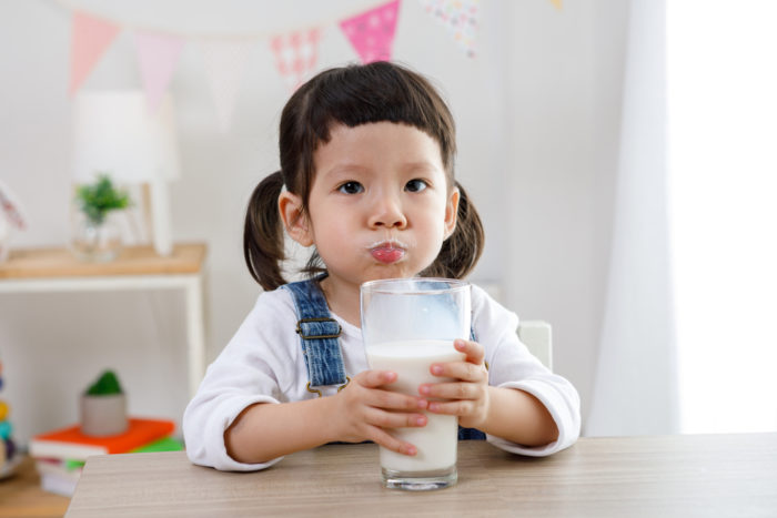 dzieci piją mleko krowie