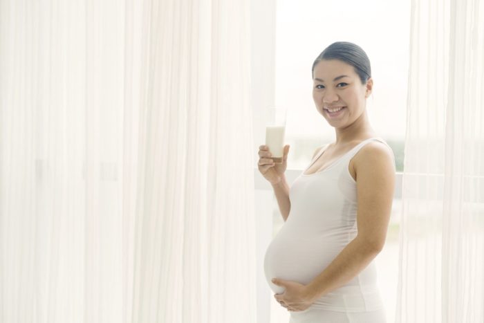 kobiety w ciąży piją mleko