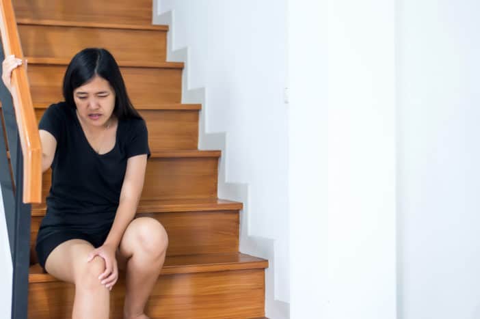 boli kolano podczas wchodzenia po schodach