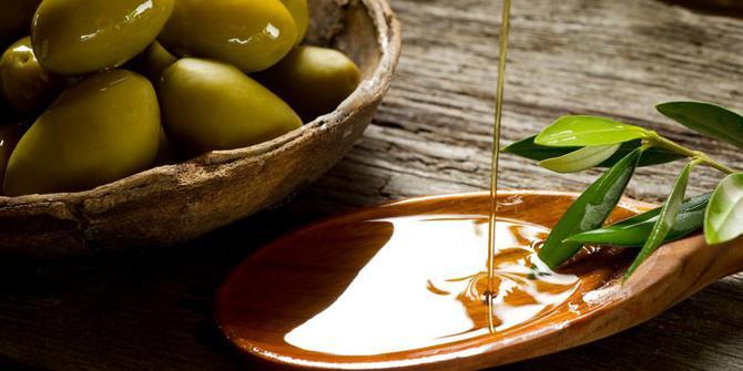 zalety oliwy z oliwek, oliwy z oliwek na twarz, skuteczność oliwy z oliwek skuteczność oliwy z oliwek, zalety oliwy z oliwek dla twarzy, zalety oliwy z oliwek dla włosów