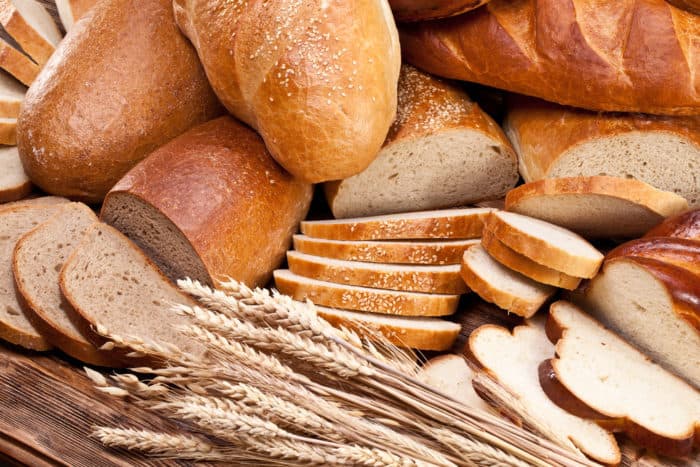 chleb pełnoziarnisty lub biały chleb