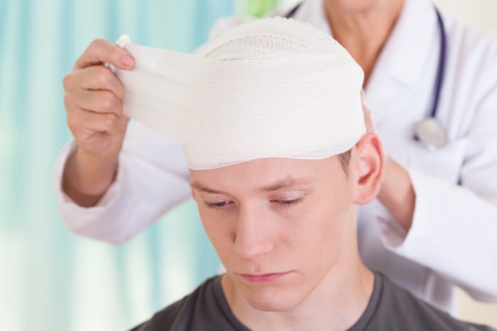 objawy uszkodzenia mózgu spowodowane urazem głowy