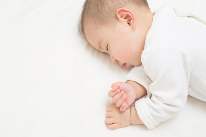dziecko śpi po szczepionce