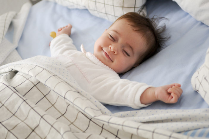 dziecko uśmiecha się podczas snu
