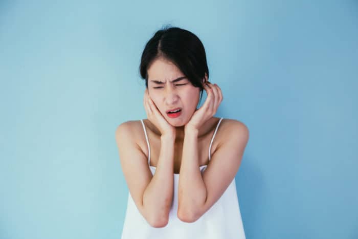 ból ucha podczas żucia