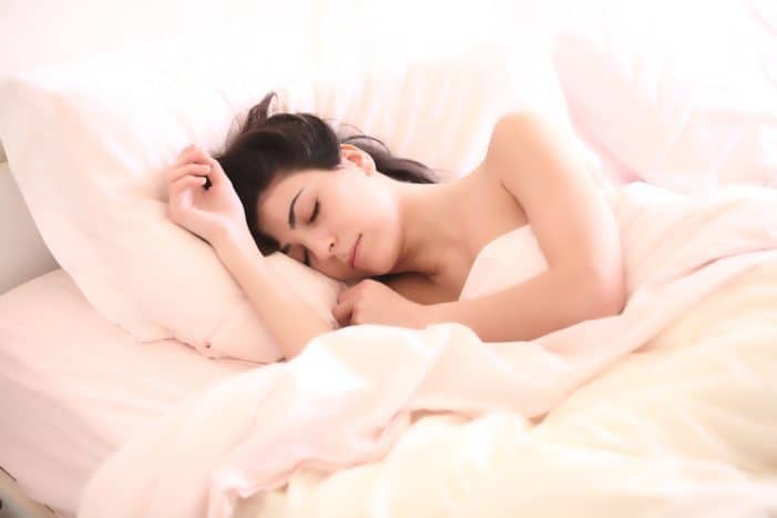 brak snu powoduje wzrost ciśnienia krwi